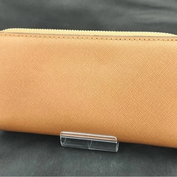 Michael Kors Long wallet Lots Of Storage, Never Used - Picture 2 of 10